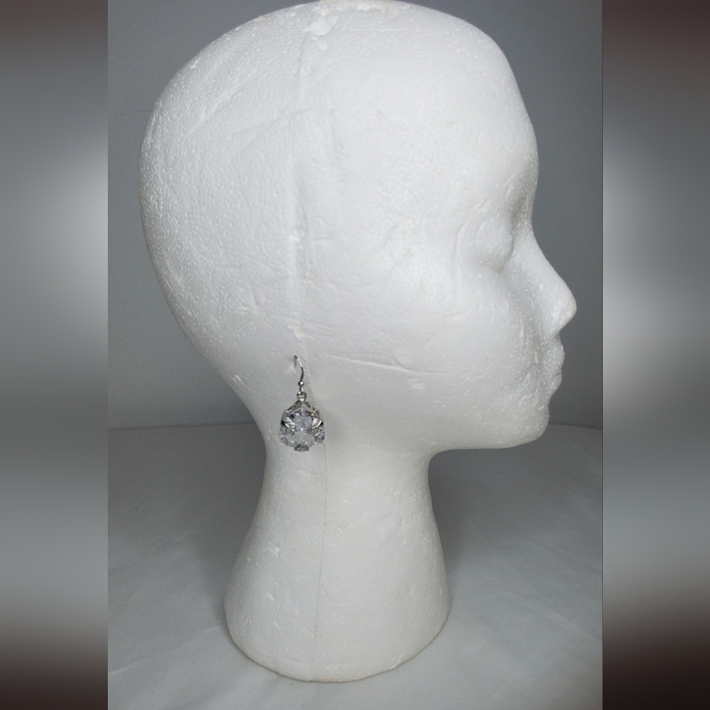 Neiman Marcus Earrings In Silver Tone Triangular Crystal Drop - Picture 2 of 7